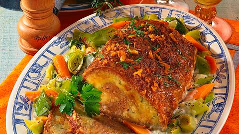 Gefüllte Hackrolle mit Rahmgemüse Rezept - Foto: House of Food / Bauer Food Experts KG