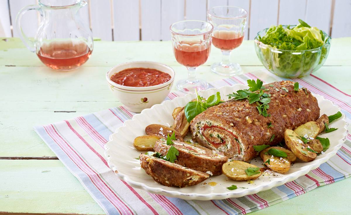 Gefüllte Hackroulade mit Kräuterfrischkäse Rezept