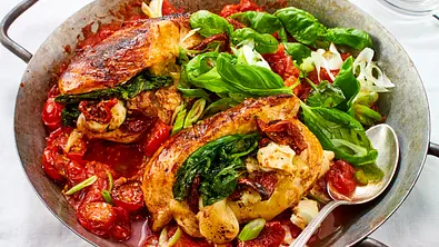 Gefüllte Hähnchenfilets mit Tomatensoße Rezept - Foto: LECKER @ Bauer Media Group