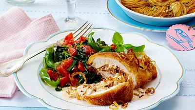 Gefüllte Hähnchenschnitzel zu Bruschetta-Spinat & Röstkartoffelgratin Rezept - Foto: LECKER @ Bauer Media Group