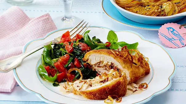 Gefüllte Hähnchenschnitzel zu Bruschetta-Spinat & Röstkartoffelgratin Rezept - Foto: LECKER @ Bauer Media Group