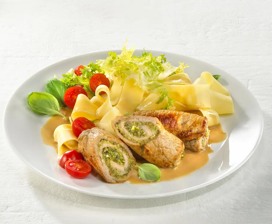 Gefüllte Kalbsröllchen in Weißweinsoße mit Nudeln Rezept Gefüllte Kalbsröllchen in Weißweinsoße mit Nudeln Rezept