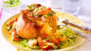 Gefüllte Kartoffel mit Kasseler-Spitzkohl-Ragout Rezept - Foto: House of Food / Bauer Food Experts KG