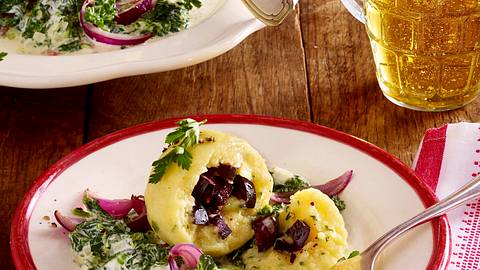 Gefüllte Knödel auf Rahmspinat Rezept - Foto: House of Food / Bauer Food Experts KG