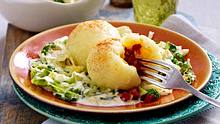 Gefüllte Knödel auf Rahmwirsing Rezept - Foto: LECKER.de