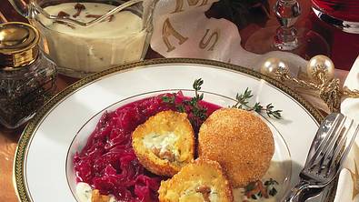 Gefüllte Knödel auf Rotkohl Rezept - Foto: LECKER @ Bauer Media Group