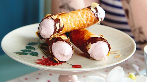 Gefüllte Knusperröllchen mit Ricotta-Himbeercreme Rezept - Foto: House of Food / Bauer Food Experts KG