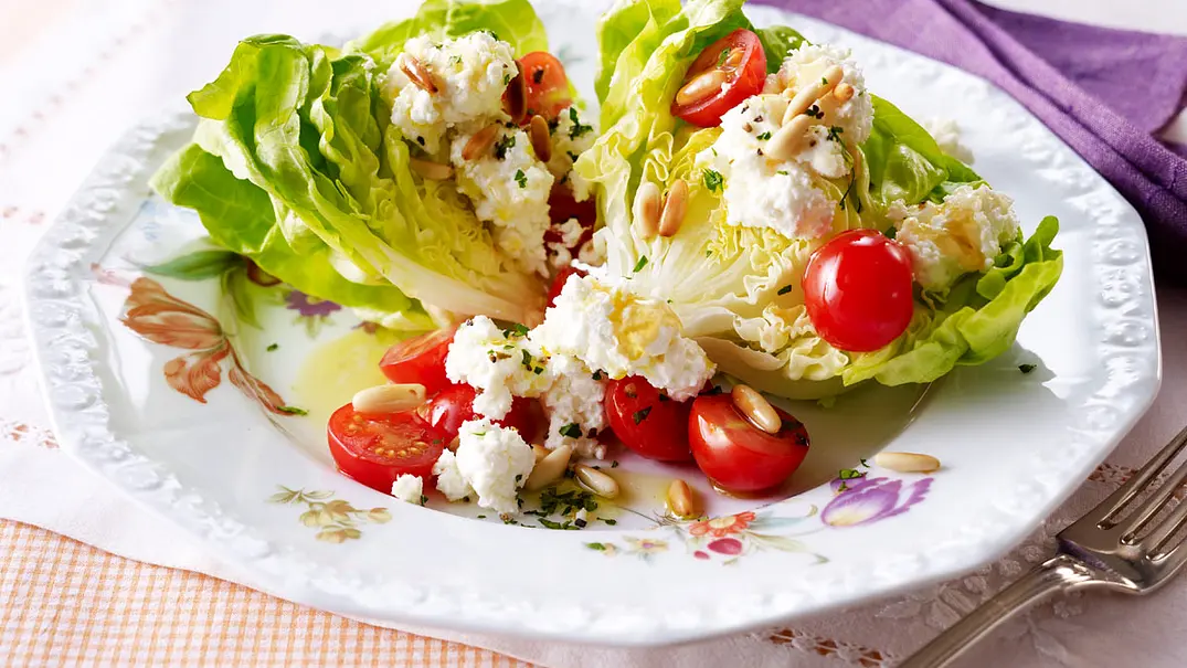 Gefüllte Kopfsalatherzen mit Honig-Feta Rezept - Foto: LECKER @ Bauer Media Group Gefüllte Kopfsalatherzen mit Honig-Feta Rezept - Foto: LECKER @ Bauer Media Group