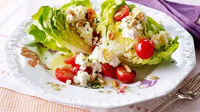 Gefüllte Kopfsalatherzen mit Honig-Feta Rezept - Foto: LECKER @ Bauer Media Group