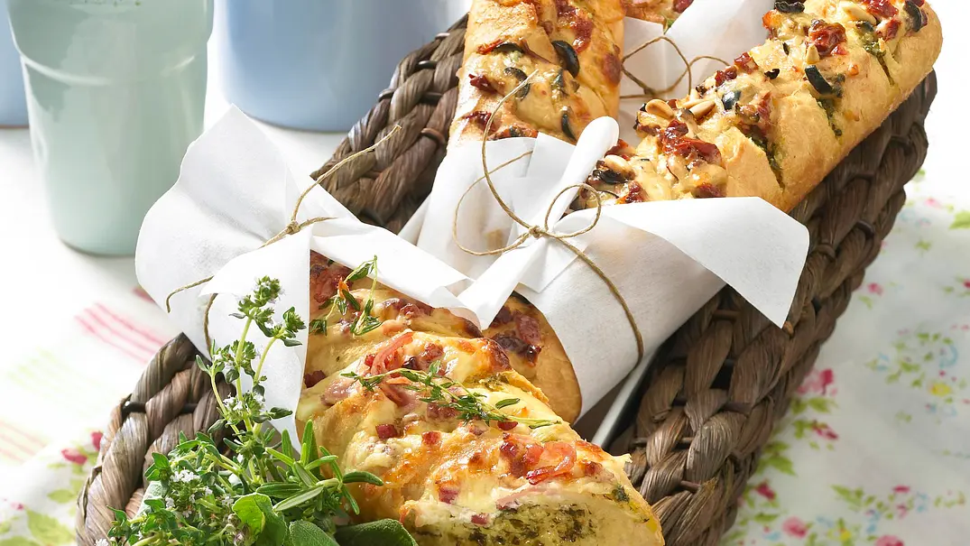 Gefüllte Kräuter-Baguette Rezept - Foto: LECKER @ Bauer Media Group Gefüllte Kräuter-Baguette Rezept - Foto: LECKER @ Bauer Media Group