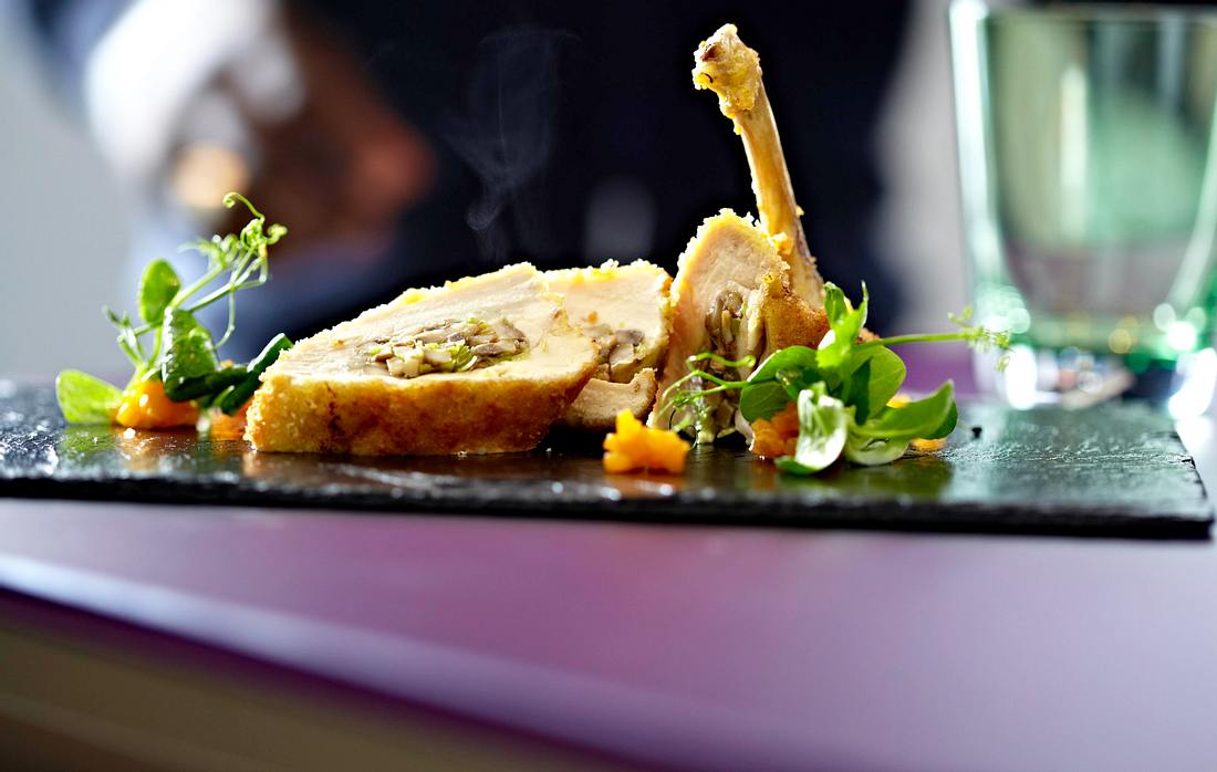 Gefüllte Maishähnchenbrust mit Kürbischutney und Feldsalat Rezept | LECKER