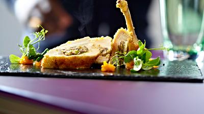 Gefüllte Maishähnchenbrust mit Kürbischutney und Feldsalat Rezept - Foto: LECKER @ Bauer Media Group