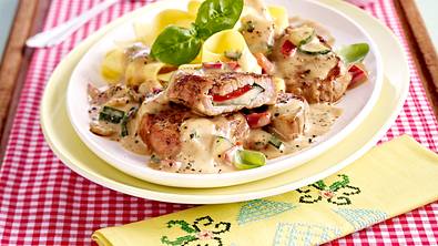 Gefüllte Medaillons zu Gemüserahm und Bandnudeln Rezept - Foto: LECKER @ Bauer Media Group