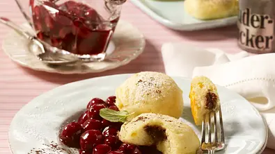 Gefüllte Mini-Dampfnudeln mit Kirschkompott Rezept - Foto: LECKER @ Bauer Media Group