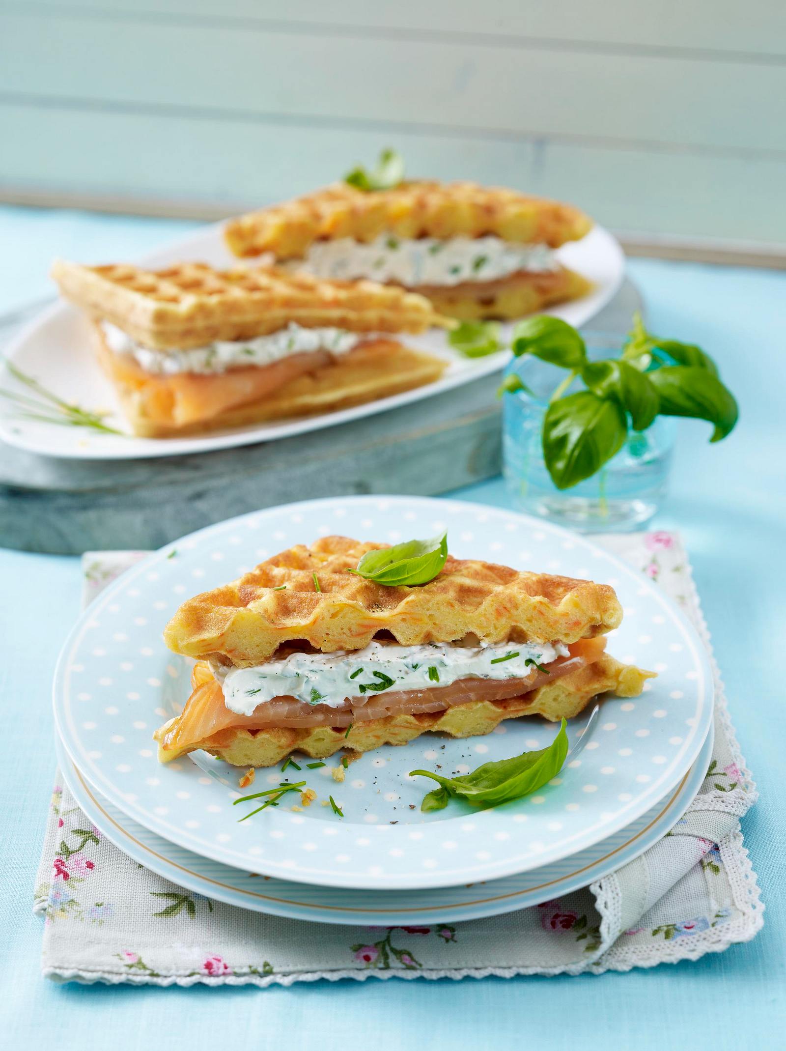 Gefüllte Möhren-Waffeln mit Räucherlachs und Kräuterfrischkäse Rezept ...