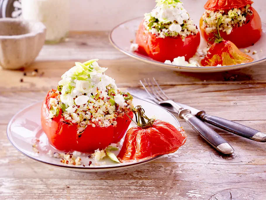 Gefüllte Ochsenherztomaten mit Quinoa und Hüttenkäse Rezept Gefüllte Ochsenherztomaten mit Quinoa und Hüttenkäse Rezept