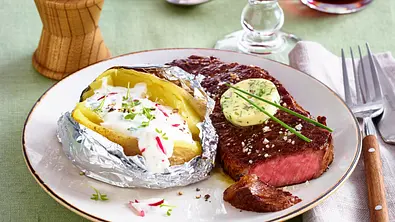 Gefüllte Ofenkartoffel mit Rumpsteak, Zwiebel-Kräuterbutter und Salat Rezept - Foto: LECKER @ Bauer Media Group