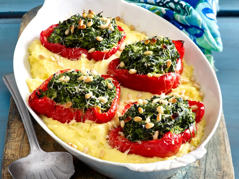 Gefüllte Paprika im Kartoffelbett Rezept Gefüllte Paprika im Kartoffelbett Rezept