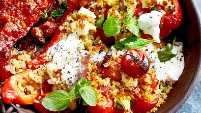 Gefüllte Paprika mit Bulgur Rezept - Foto: LECKER @ Bauer Media Group