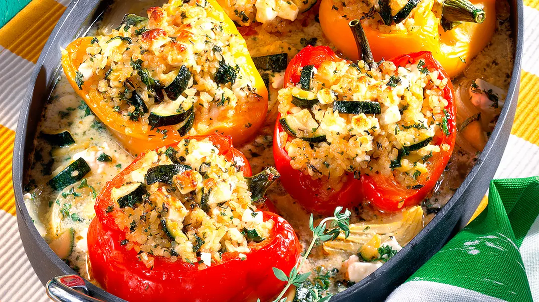 Gefüllte Paprika mit Bulgur, Zucchini und Schafskäse Rezept - Foto: LECKER @ Bauer Media Group Gefüllte Paprika mit Bulgur, Zucchini und Schafskäse Rezept - Foto: LECKER @ Bauer Media Group