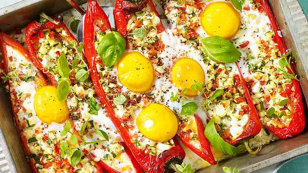 Gefüllte Paprika mit Spiegelei und Feta Rezept - Foto: House of Food / Bauer Food Experts KG