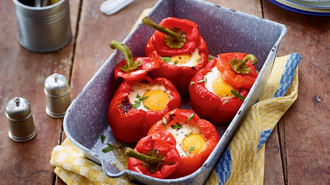 Gefüllte Paprika mit Spinat und Ei Rezept - Foto: LECKER @ Bauer Media Group Gefüllte Paprika mit Spinat und Ei Rezept - Foto: LECKER @ Bauer Media Group