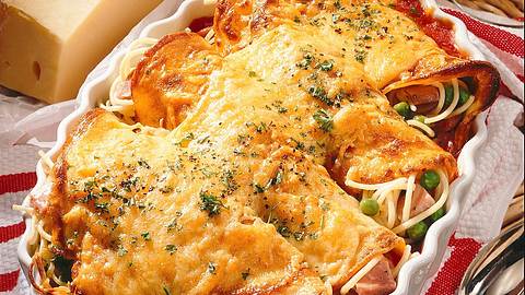 Gefüllte Pfannkuchen mit Tomatensoße Rezept - Foto: Först, Thomas