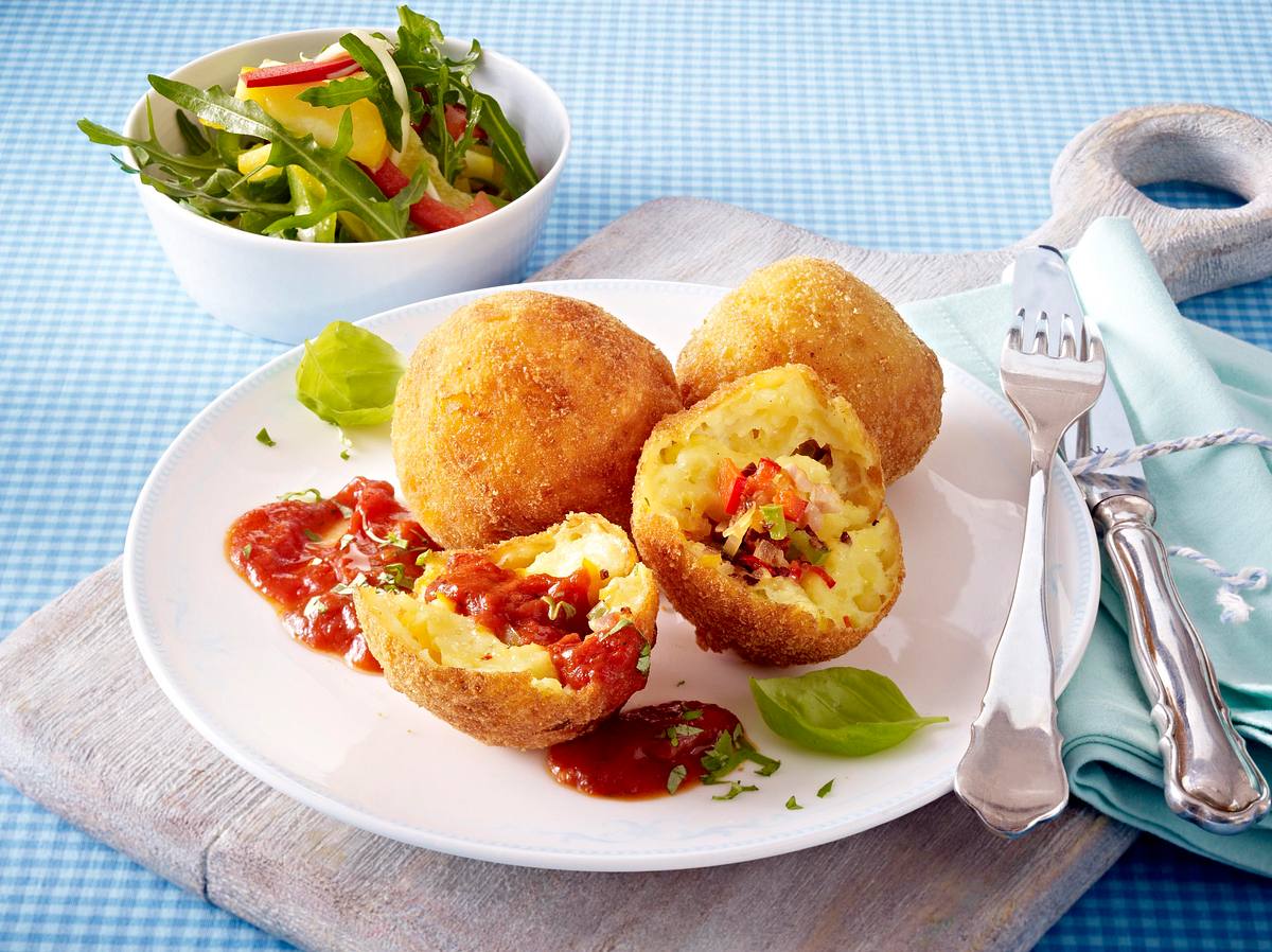 Gefüllte Pizza-Püree-Knödel mit Tomatensoße und Paprikasalat Rezept