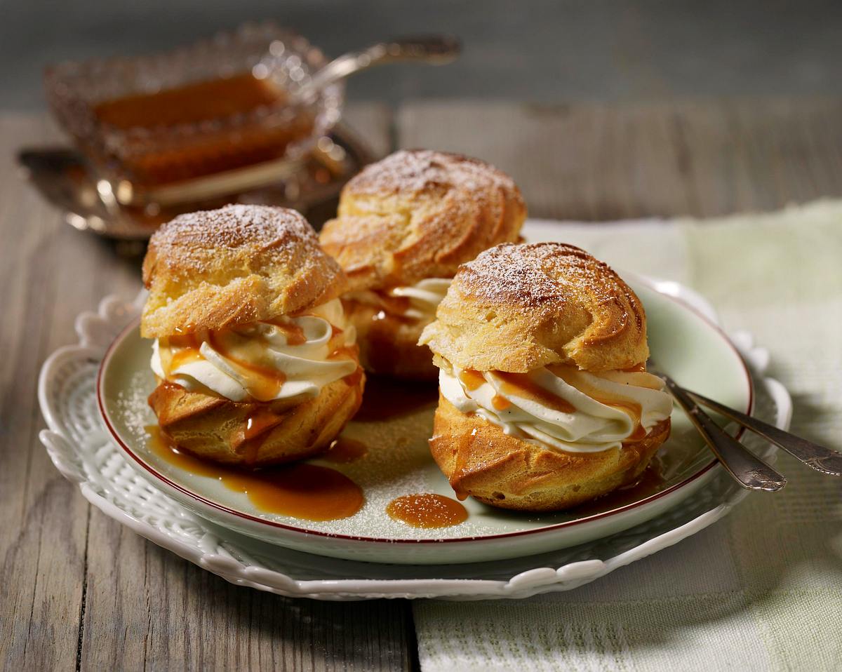 Gefüllte Profiteroles mit Vanillesahne und Karamell-Soße Rezept