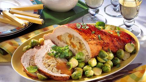 Gefüllte Putenbrust mit Apfel-Aprikosen-Farce auf Rosenkohlgemüse Rezept - Foto: Först, Thomas