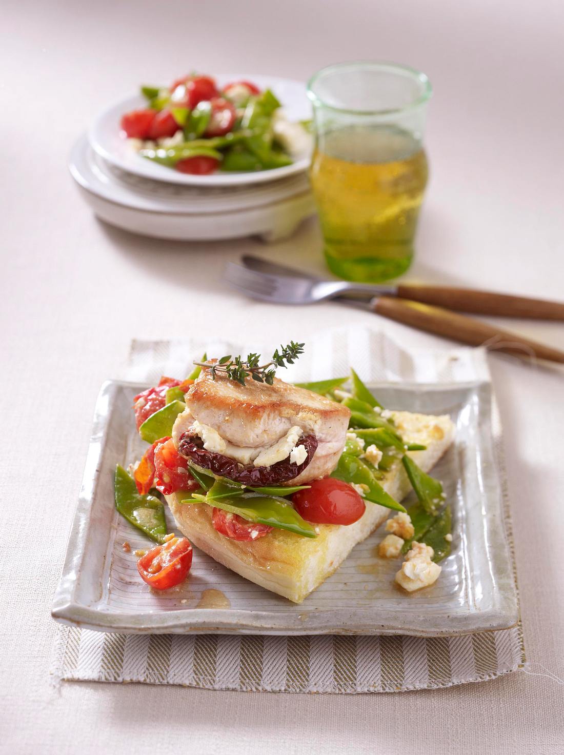 Gefüllte Putenmedaillons mit Feta und getrockneter Tomate auf Röstbrot ...