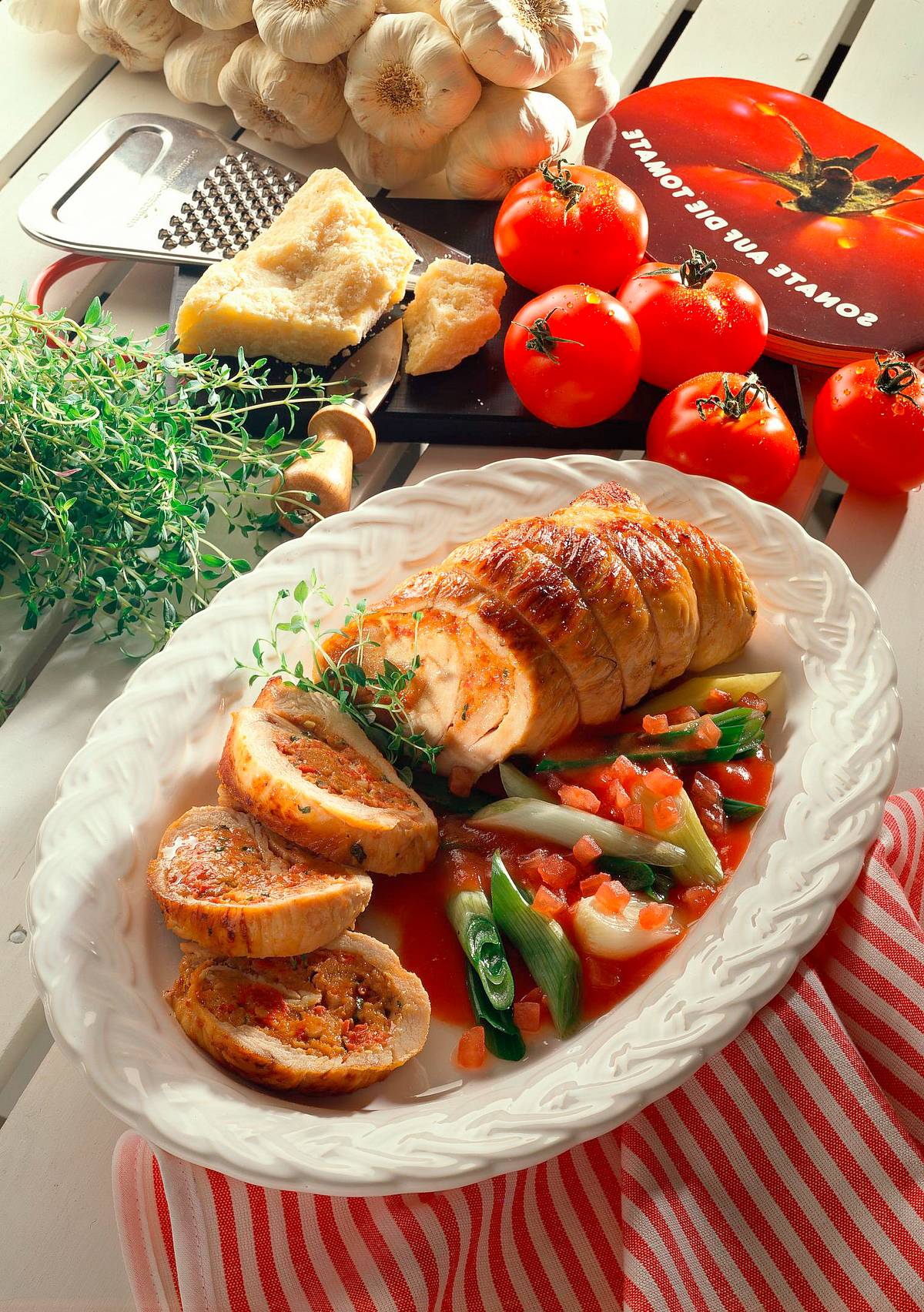 Gefüllte Putenroulade mit Lauchzwiebeln in Tomaten Rezept