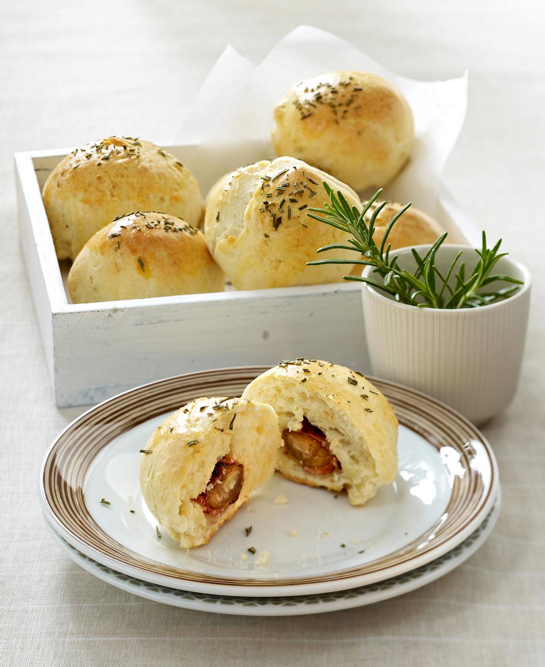 Gefüllte Quarkbrötchen mit Speck-Dattel Rezept | LECKER