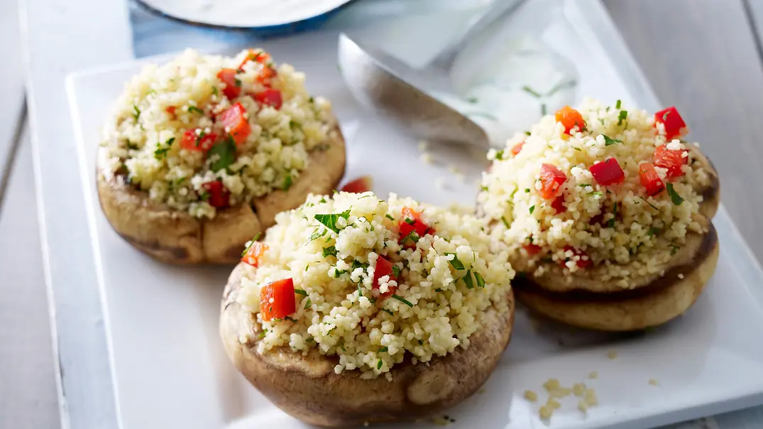 Gefüllte Riesenchampignons mit Couscous, Paprika, Petersilie und Minz-Joghurt Rezept - Foto: LECKER @ Bauer Media Group Gefüllte Riesenchampignons mit Couscous, Paprika, Petersilie und Minz-Joghurt Rezept - Foto: LECKER @ Bauer Media Group