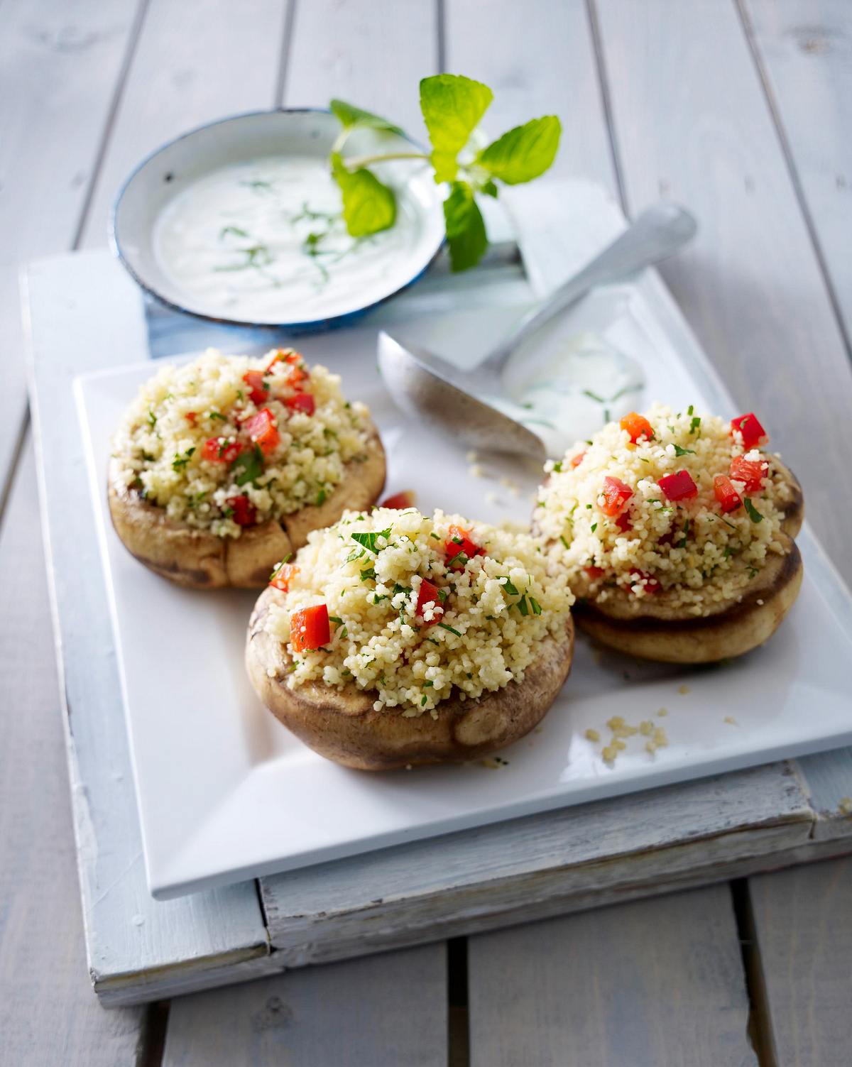 Gefüllte Riesenchampignons mit Couscous, Paprika, Petersilie und Minz-Joghurt Rezept