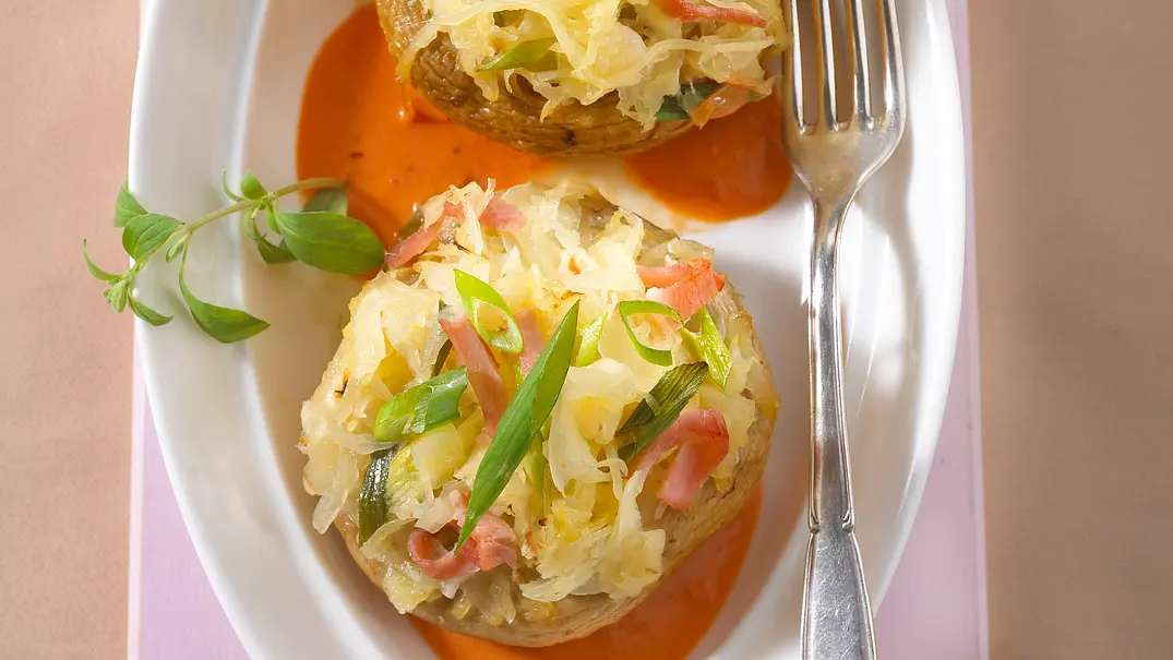 Gefüllte Riesenchampignons mit Sauerkraut auf Paprikasoße Rezept - Foto: LECKER @ Bauer Media Group Gefüllte Riesenchampignons mit Sauerkraut auf Paprikasoße Rezept - Foto: LECKER @ Bauer Media Group