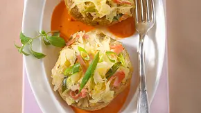 Gefüllte Riesenchampignons mit Sauerkraut auf Paprikasoße Rezept - Foto: LECKER @ Bauer Media Group