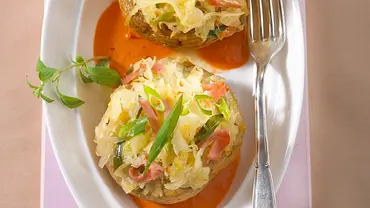 Gefüllte Riesenchampignons mit Sauerkraut auf Paprikasoße Rezept - Foto: LECKER @ Bauer Media Group Gefüllte Riesenchampignons mit Sauerkraut auf Paprikasoße Rezept - Foto: LECKER @ Bauer Media Group