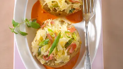 Gefüllte Riesenchampignons mit Sauerkraut auf Paprikasoße Rezept - Foto: LECKER @ Bauer Media Group