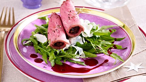 Gefüllte Roastbeefröllchen auf Raukebett mit Johannisbeersoße Rezept - Foto: House of Food / Bauer Food Experts KG