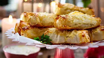 Gefüllte Röllchen mit Chilidip (Börek) Rezept - Foto: LECKER @ Bauer Media Group