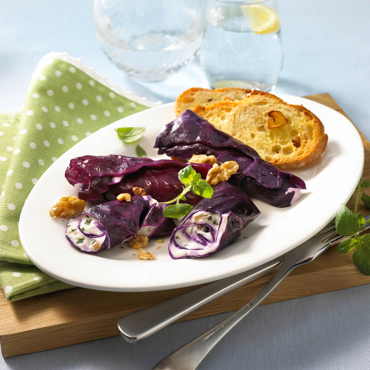 Gefüllte Rotkohlblätter mit Frischkäsecreme und Ciabatta-Knoblauchbrot Rezept