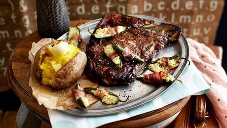 Gefüllte Schinken-Jalapeños mit T-Bone-Steak und BackKartoffeln Rezept - Foto: House of Food / Bauer Food Experts KG