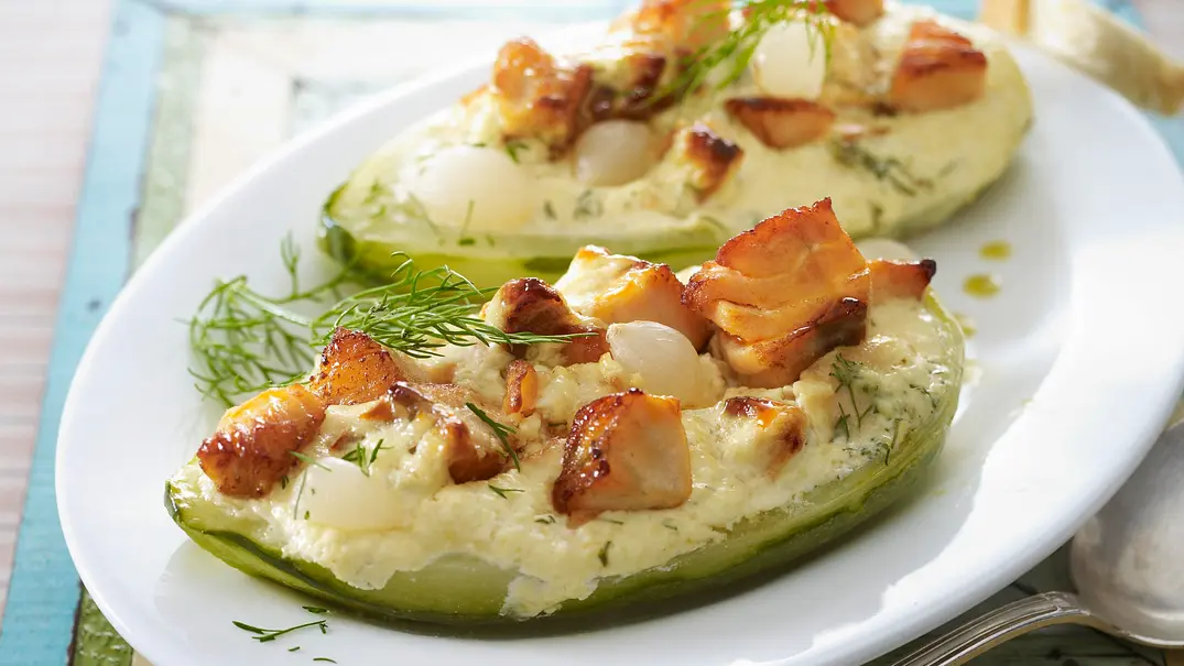 Gefüllte Schmorgurke mit Lachs in Schmand-Dillcreme Rezept - Foto: LECKER @ Bauer Media Group Gefüllte Schmorgurke mit Lachs in Schmand-Dillcreme Rezept - Foto: LECKER @ Bauer Media Group