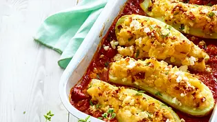 Gefüllte Schmorgurken mit sahniger Tomatensoße Rezept - Foto: LECKER @ Bauer Media Group Gefüllte Schmorgurken mit sahniger Tomatensoße Rezept - Foto: LECKER @ Bauer Media Group