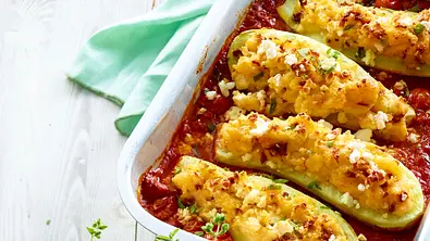 Gefüllte Schmorgurken mit sahniger Tomatensoße Rezept - Foto: LECKER @ Bauer Media Group