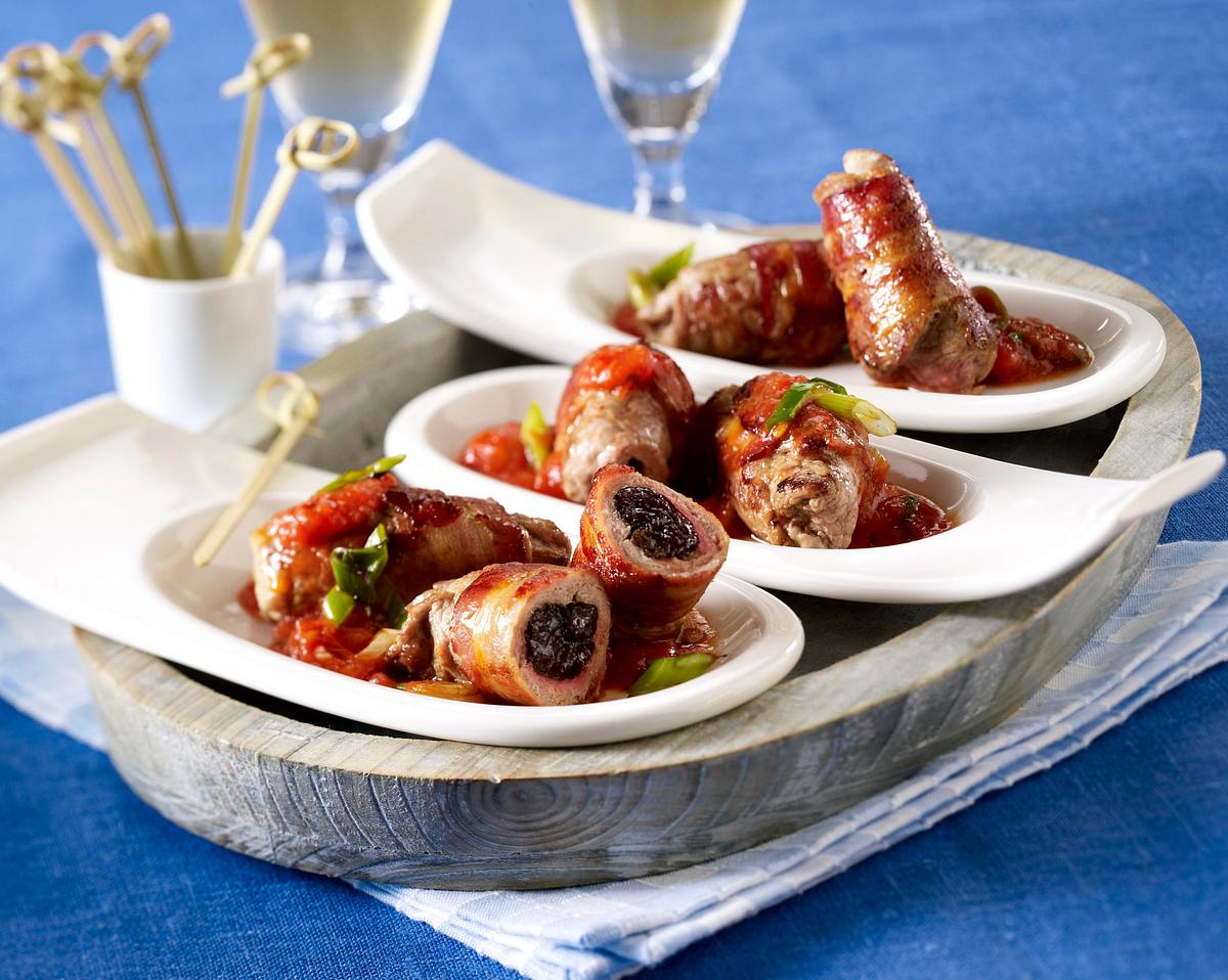 Gefüllte Schweinefiletröllchen in Tomatensoße Rezept