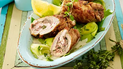 Gefüllte Schweineröllchen mit Kalbsleberwurst zu Lauchgemüse Rezept - Foto: LECKER @ Bauer Media Group