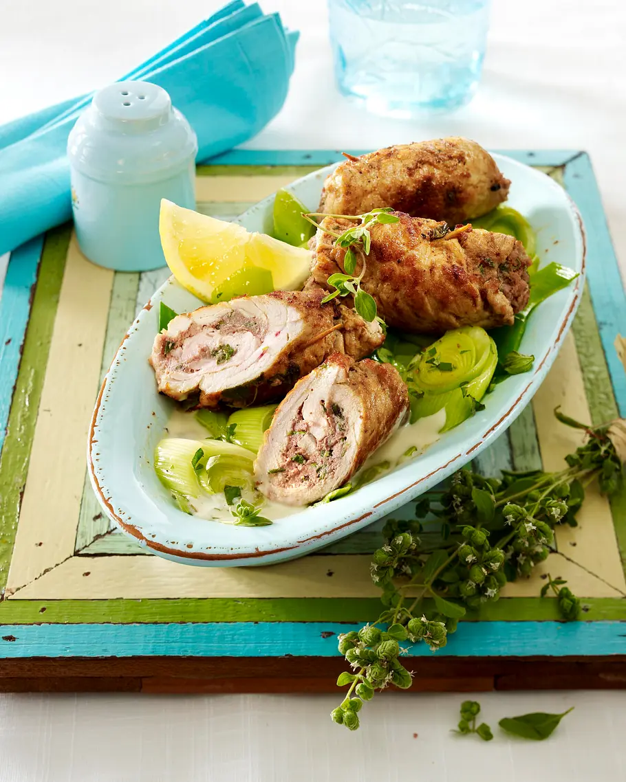 Gefüllte Schweineröllchen mit Kalbsleberwurst zu Lauchgemüse Rezept Gefüllte Schweineröllchen mit Kalbsleberwurst zu Lauchgemüse Rezept