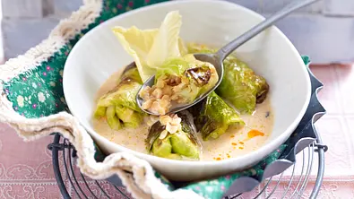 Gefüllte Spitzkohlröllchen mit Linsen und Cashewkernen Rezept - Foto: LECKER @ Bauer Media Group